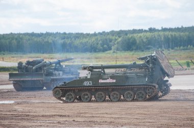 ASKERİ SAVAŞ ALABINO, MOSCOW OBLAST, RUSSIA - 24 Ağustos 2017: Sovyet özgüdümlü 240 mm havan topu 2S4 Tyulpan ve uluslararası askeri-teknik forum ARMY-2017 'de kendi kendini itici 2S7M Malka