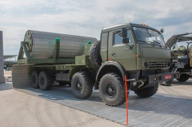 ASKERİ ALABINO, MOSCOW OBLAST, RUSSIA - 22 Ağustos 2017: Rus çok amaçlı mekanize kompleks hızlı konuşlanma yolları KVD Uluslararası Askeri-Teknik Forum-2017, cephe manzarası
