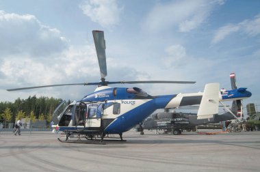 ASKERİ ALABINO, MOSCOW OBLAST, RUSSIA - 22 Ağustos 2017: Yeni Rus hafif helikopteri Ansat askeri-teknik forumda Patriot Park 'ta polis modifikasyonunda, ordu-2017, sol-arka görüş