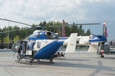 ASKERİ ALABINO, MOSCOW OBLAST, RUSSIA - 22 Ağustos 2017: Rus helikopteri Ansat, Patriot Park 'taki polis modifikasyonunu Uluslararası Askeri-Teknik Forum Ordu-2017' de, sol-arka görüş