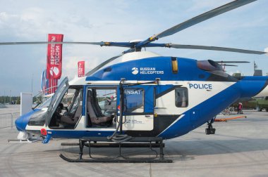 ASKERİ ALABINO, MOSCOW OBLAST, RUSSIA - 22 Ağustos 2017: Rus helikopteri Ansat Vatansever Parkı 'ndaki polis modifikasyonu Uluslararası Askeri-Teknik Forum Ordu-2017, kabin manzarası