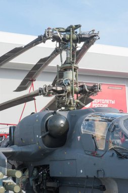 ASKERİ ALABINO, MOSCOW OBLAST, RUSSIA - 22 Ağustos 2017: Yeni Rus donanma helikopteri Kamov Ka-52K (Hokum B) askeri-teknik forum Ordu-2017 'de, katlanmış bıçakların sağdaki görüntüsü
