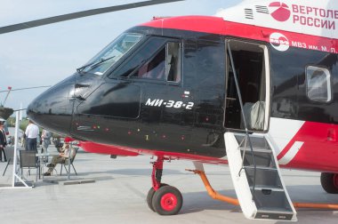 KUBINKA, MOSCOW OBLAST, RUSSIA - 22 Ağustos 2017: Rus yeni Mil Mi-38 orta-amaçlı helikopter Uluslararası askeri-teknik forum ARMY-2017, kokpit manzarası
