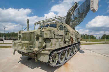 KUBINKA, MOSCOW REGION, RUSSIA - 7 Temmuz 2020: Sovyet eski mobil hedef tespit istasyonu (radar istasyonu) P40 