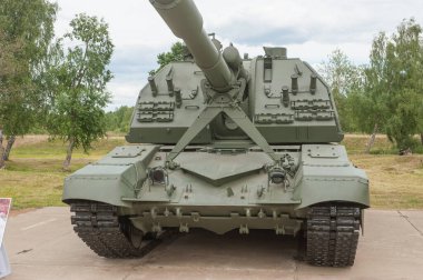 ALABINO, MOSCOW Bölgesi, RUSSIA - 25 Haziran 2019: Rus özgüdümlü 152 mm howitzer 2S19M2 