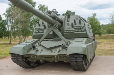 ALABINO, MOSCOW Bölgesi, RUSSIA - 25 Haziran 2019: Rus özgüdümlü 152 mm howitzer 2S19M2 