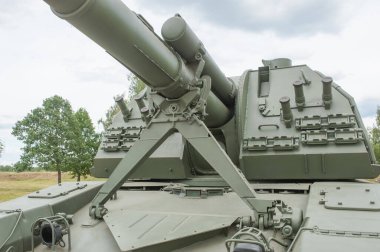 ALABINO, MOSCOW Bölgesi, RUSSIA - 25 Haziran 2019: Rus özgüdümlü 152 mm Howitzer 2S19M2 