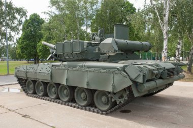 ALABINO, MOSCOW Bölgesi, RUSSIA - 25 Haziran 2019: Rus geliştirilmiş ana gaz türbini T-80U-E1 Patriot Park 'taki Alabino test sahası, Uluslararası Askeri-Teknik Forum ARMY-2019. Sol arka görünüm