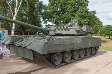 ALABINO, MOSCOW Bölgesi, RUSSIA - 25 Haziran 2019: Rus geliştirilmiş ana gaz türbini T-80U-E1 Vatanseverlik Parkı 'ndaki Alabino test alanında, Uluslararası Askeri-Teknik Forum Ordusu. Sol ön görünüm