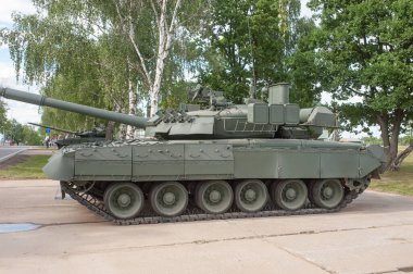 ALABINO, MOSCOW Bölgesi, RUSSIA - 25 Haziran 2019: Rus geliştirilmiş ana gaz türbini T-80U-E1 Vatanseverlik Parkı 'ndaki Alabino test alanında, Uluslararası Askeri-Teknik Forum Ordusu. Sağdan görüntüle