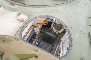 Alabino, Moskova bölgesi, RUSSIA - 19 Haziran 2015: Ordu-2015 sergisi kapsamında Sovyet ve Rus piyade aracı BMP-1 'in açık kapağının üst görüntüsü