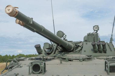 ALABINO, MOSCOW Bölgesi, RUSSIA - 25 Haziran 2019: Sovyet ve Rus yeni piyade aracı BMP-3 eğitim sahasında, Askeri-Teknik Forum Ordu-2019,