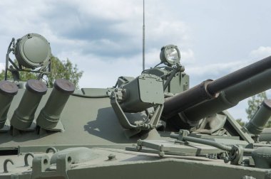ALABINO, MOSCOW Bölgesi, RUSSIA - 25 Haziran 2019: Yeni Sovyet ve Rus piyade aracı BMP-3 eğitim sahası, Askeri-Teknik Forum Ordu-2019, sağ taraftaki kule manzarası
