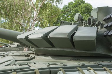 ALABINO, MOSCOW Bölgesi, RUSSIA - 25 Haziran 2019: Rus yeni T-72 B3 ana tankı Alabino eğitim sahasında, Uluslararası Askeri-Teknik Forum Ordusu, soldaki kule manzarası