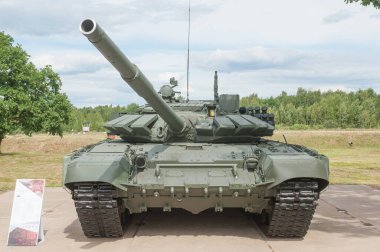 ALABINO, MOSCOW Bölgesi, RUSSIA - 25 Haziran 2019: Yeni Rus T-72 V3 ana tankı Patriot Park 'taki Alabino eğitim sahasında duruyor, Uluslararası Askeri-Teknik Forum ARMY-2019, ön görüş