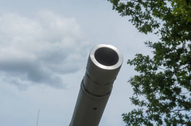 ALABINO, MOSCOW Bölgesi, RUSSIA - 25 Haziran 2019: Yeni Rus T-72 V3 ana tankı Alabino eğitim sahasında duruyor, Uluslararası Askeri-Teknik Forum Ordu-2019, silah namlusu manzarası