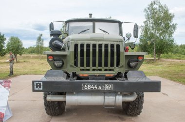 ALABINO, MOSCOW Bölgesi, RUSSIA - 25 Haziran 2019: Rus çoklu fırlatma roket sistemi 9K51M 