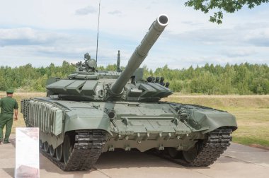 ALABINO, MOSCOW Bölgesi, RUSSIA - 25 Haziran 2019: Rus yeni T-72 B3 ana tankı Alabino eğitim sahasında, Uluslararası Askeri-Teknik Forum Ordu-2019, ön görüş