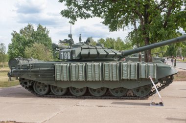 ALABINO, MOSCOW Bölgesi, RUSSIA - 25 Haziran 2019: Alabino eğitim sahasındaki yeni Rus T-72 B3 ana tankı, Uluslararası Askeri-Teknik Forum Ordu-2019, doğru görüş
