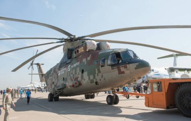 Zhukovsky, RUSSIA - 29 Ağustos 2019: Rus ağır askeri taşımacılığı, MAKS-2019 Uluslararası hava gösterisinde dijital kamuflaj ile Mi-26T2B Halo helikopterini geliştirdi.