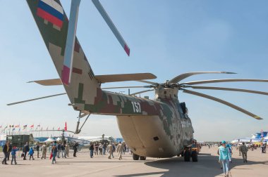 Zhukovsky, RUSSIA - 29 Ağustos 2019: Rus ağır askeri taşımacılığı MAKS-2019 Uluslararası hava gösterisinde dijital kamuflajlı Mi-26T2B Halo helikopterini geliştirdi