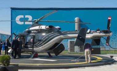 Zhukovsky, RUSSIA - 28 Ağustos 2019: Uluslararası havacılık ve uzay salonu MAKS-2019 'da yüksek konforlu kabini olan Rus Ansat Aurus helikopterinin sunumu