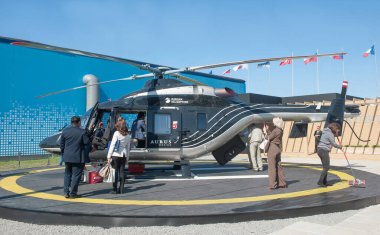 Zhukovsky, RUSSIA - 28 Ağustos 2019: Uluslararası havacılık ve uzay salonu MAKS-2019 'da yüksek konforlu kabini olan Rus Ansat Aurus helikopterinin sunumu, sol görüş