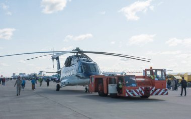 Zhukovsky, RUSSIA - 28 Ağustos 2019: Yeni Rus nakliye helikopteri Mil Mi-38 'in MAKS-2019 Uluslararası Hava Gösterisi' nde nakliyesi