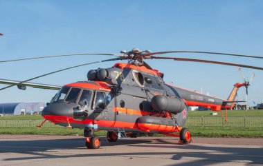 Zhukovsky, RUSSIA - 28 Ağustos 2019: Rus askeri Arktik helikopteri Mil Mi-8AMTSh-VA Rus Hip VKS kuyruk numarası RF-04508, MAKS-2019 Uluslararası hava gösterisinde, sol görüş