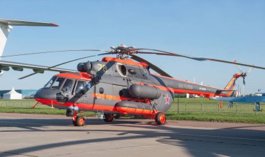 Zhukovsky, RUSSIA - 28 Ağustos 2019: Rus askeri Arktik helikopteri Mil Mi-8AMTSh-VA Rus Hip VKS kuyruk numarası RF-04508 MAKS-2019 Uluslararası hava gösterisinde, sol görüş