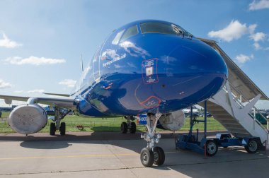 Zhukovsky, RUSSIA - 28 Ağustos 2019: Rus orta sınıf yolcu uçağı Sukhoi Superjet 100-95LR kuyruk numarası RA-89035 ile MAKS-2019 Uluslararası hava gösterisinde, ön görüş