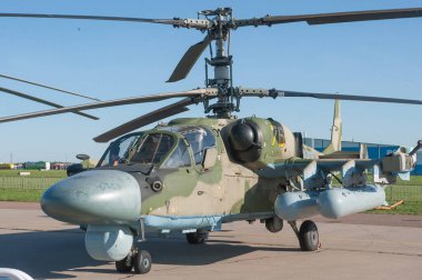 Zhukovsky, RUSSIA - 28 Ağustos 2019: Rus askeri kamuflaj helikopteri Kamov Ka-52 