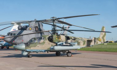 Zhukovsky, RUSSIA - 28 Ağustos 2019: Rus askeri kamuflaj helikopteri Kamov Ka-52 