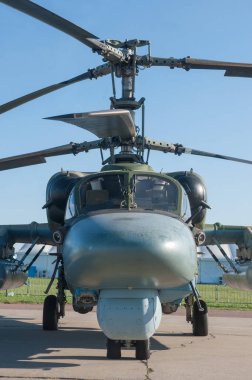 Zhukovsky, RUSSIA - 28 Ağustos 2019: Rus askeri kamuflaj helikopteri Kamov Ka-52 