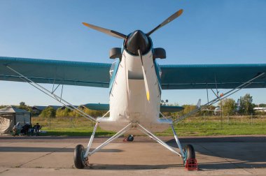 Zhukovsky, RUSSIA - 28 Ağustos 2019: Tek motorlu Rus pervaneli uçak TR-301 (yükseltilmiş Antonov An-2) kuyruk numarası RA-17908 MAKS-2019 Uluslararası hava gösterisinde, ön görüş