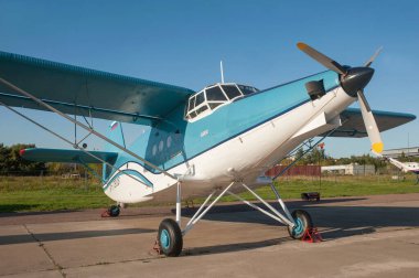 Zhukovsky, RUSSIA - 28 Ağustos 2019: Tek motorlu Rus pervaneli uçak TR-301 (yükseltilmiş Antonov An-2) kuyruk numarası RA-17908 MAKS-2019 Uluslararası hava gösterisinde, sağ ön görüş