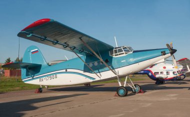 Zhukovsky, RUSSIA - 28 Ağustos 2019: Tek motorlu Rus pervaneli uçak TR-301 (yükseltilmiş Antonov An-2) kuyruk numarası RA-17908 MAKS-2019 Uluslararası hava gösterisinde, doğru görüş