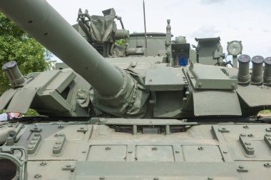 ALABINO, MOSCOW Bölgesi, RUSSIA - 25 Haziran 2019: Rus geliştirilmiş ana gaz türbini tankı T-80U-E1 'in ön kısmı Alabino test sahası, Askeri-Teknik Forum Ordusu