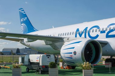 Zhukovsky, RUSSIA 28 Ağustos 2019: Yeni Rus çift motorlu yolcu uçağı MS-21-300 kuyruk numarası 73054 MAKS-2019, sağ motor Pratt & Whitney