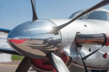 Zhukovsky, RUSSIA - 28 Ağustos 2019: Tek motorlu turbo jet iş havacılık Pilatus PC-12 / 47E kuyruk numarası RA-07870 MAKS-2019 Uluslararası hava gösterisinde, pervane kozasının ön görüntüsü