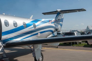 Zhukovsky, RUSSIA - 28 Ağustos 2019: Tek motorlu turbo jet iş havacılık Pilatus PC-12 / 47E kuyruk numarası RA-07870 MAKS-2019 Uluslararası hava fuarında, sol görüş