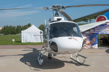 Zhukovsky, RUSSIA - 29 Ağustos 2019: Rus Eurocopter AS350 B3 helikopter numarası RA-07222 uzay altyapı nesneleri işletme merkezi MAKS-2019 Uluslararası Aerosalon, ön görüş