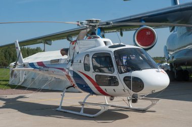 Zhukovsky, RUSSIA - 29 Ağustos 2019: Rus Eurocopter AS350 B3 helikopter numarası RA-07222 uzay altyapı nesnelerinin MAKS-2019 Uluslararası Aerosalon, sağ-ön görüş