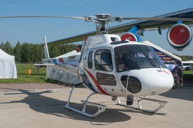 Zhukovsky, RUSSIA - 29 Ağustos 2019: Rus Eurocopter AS350 B3 helikopter numarası RA-07222 uzay altyapı nesnelerinin MAKS-2019 Uluslararası Havacılık Salonu 'ndaki merkezi işletimi