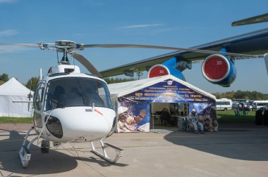 Zhukovsky, RUSSIA - 29 Ağustos 2019: Rus Eurocopter AS350 B3 helikopter numarası RA-07222 uzay altyapı nesnelerinin MAKS-2019 Uluslararası Aerosalon 'daki merkezi işletimi