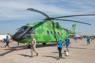 Zhukovsky, RUSSIA - 29 Ağustos 2019: Yeni Rus askeri nakliye helikopteri Mil Mi-38T 'nin MAKS-2019 Uluslararası hava gösterisinde dijital kamuflajda nakli