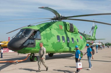 Zhukovsky, RUSSIA - 29 Ağustos 2019: Yeni Rus askeri nakliye helikopteri Mil Mi-38T 'nin MAKS-2019 Uluslararası hava gösterisinde dijital kamuflajda taşınması