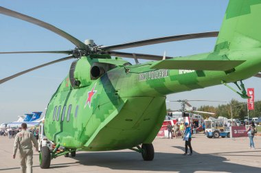 Zhukovsky, RUSSIA - 29 Ağustos 2019: Yeni Rus askeri nakliye helikopteri Mil Mi-38T 'nin MAKS-2019 Uluslararası Hava Gösterisi' nde dijital kamuflajda nakli, sol-arka görüş