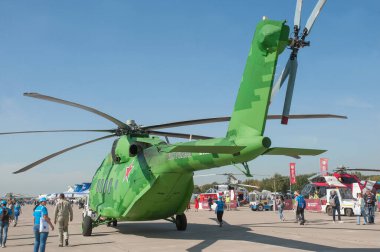 Zhukovsky, RUSSIA - 29 Ağustos 2019: Yeni Rus askeri nakliye helikopteri Mil Mi-38T 'nin MAKS-2019 Uluslararası Hava Gösterisi' nde dijital kamuflajla taşınması,