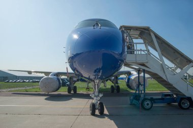 Zhukovsky, RUSSIA - 29 Ağustos 2019: Rus orta sınıf yolcu uçağı Sukhoi SuperJet 100-95LR MAKS-2019 Uluslararası Havacılık ve Uzay Salonu,